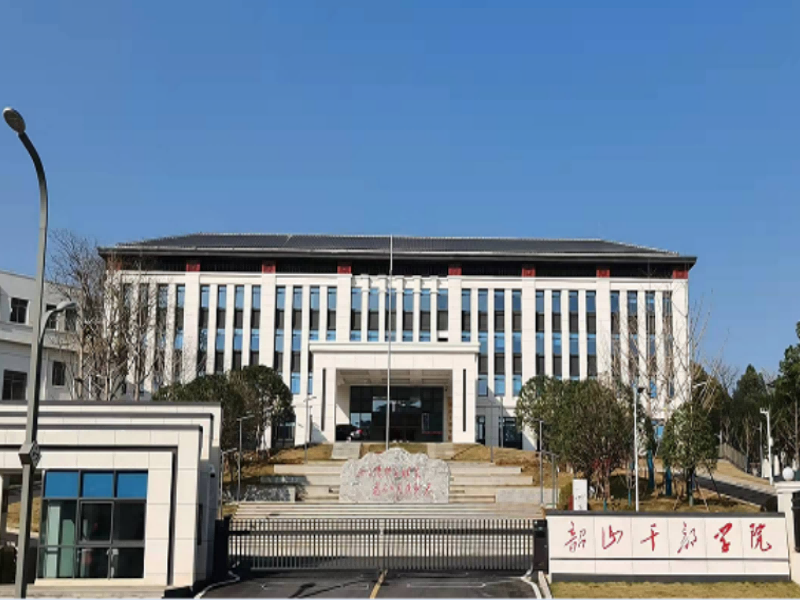 韶山干部學(xué)院   容積式換熱機(jī)組吊裝現(xiàn)場(chǎng)